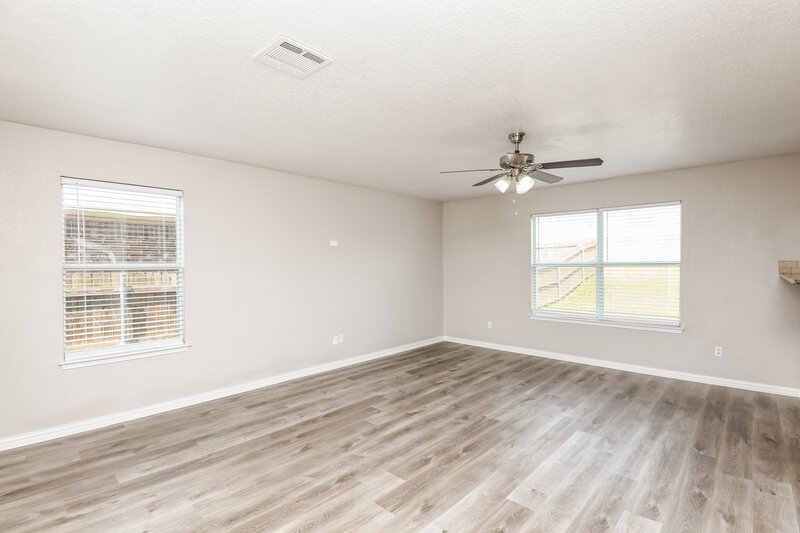 2,120/Mo, 320 Cameron Hill Pt Fort Worth, TX 76134 Living Room View