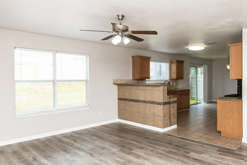 2,120/Mo, 320 Cameron Hill Pt Fort Worth, TX 76134 Living Room View 3
