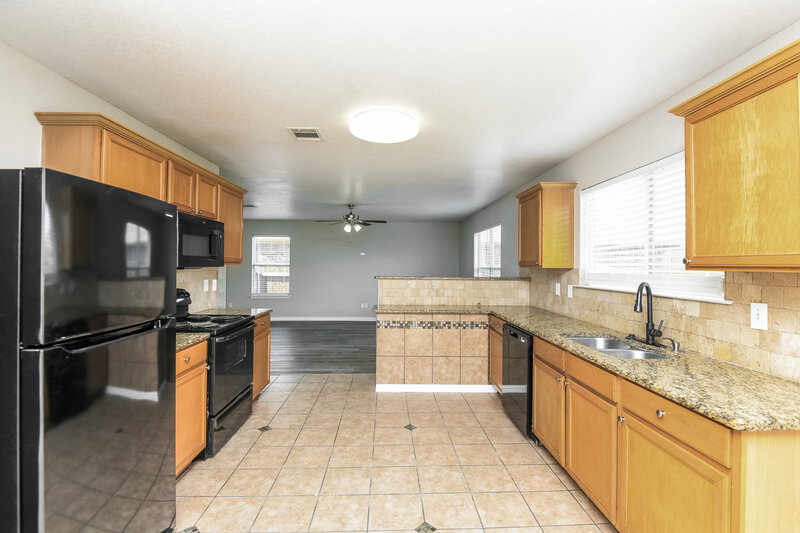 2,120/Mo, 320 Cameron Hill Pt Fort Worth, TX 76134 Kitchen View