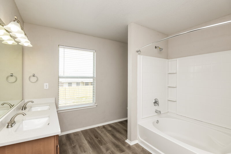 2,120/Mo, 320 Cameron Hill Pt Fort Worth, TX 76134 Main Bathroom View