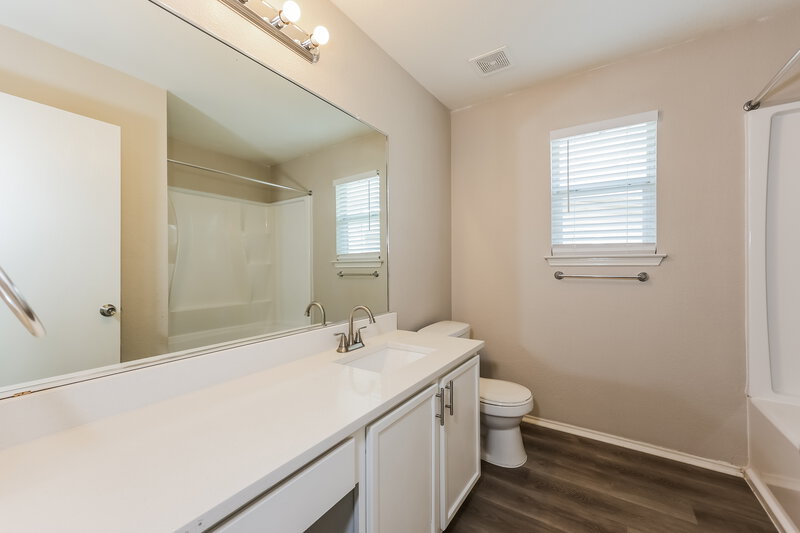 1,965/Mo, 1016 Matamoros Plz Dallas, TX 75211 Main Bathroom View