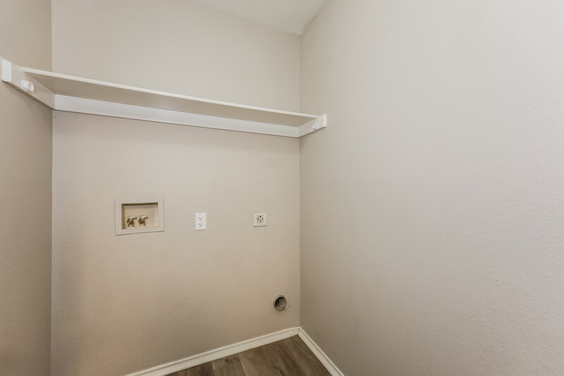 1,965/Mo, 1016 Matamoros Plz Dallas, TX 75211 Walk In Closet View