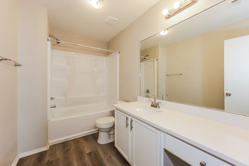 1,965/Mo, 1016 Matamoros Plz Dallas, TX 75211 Bathroom View