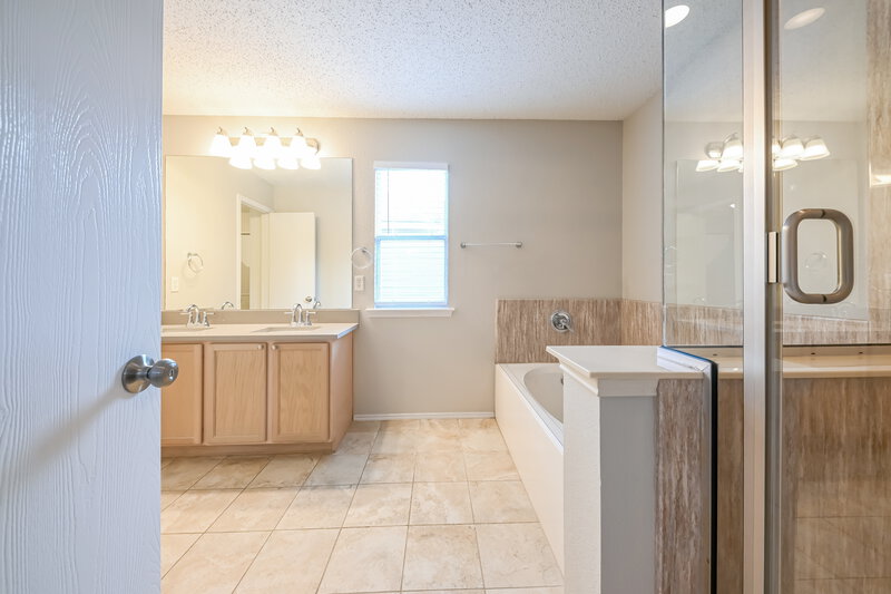 2,405/Mo, 1961 Earnhardt Way Dallas, TX 75217 Main Bathroom View