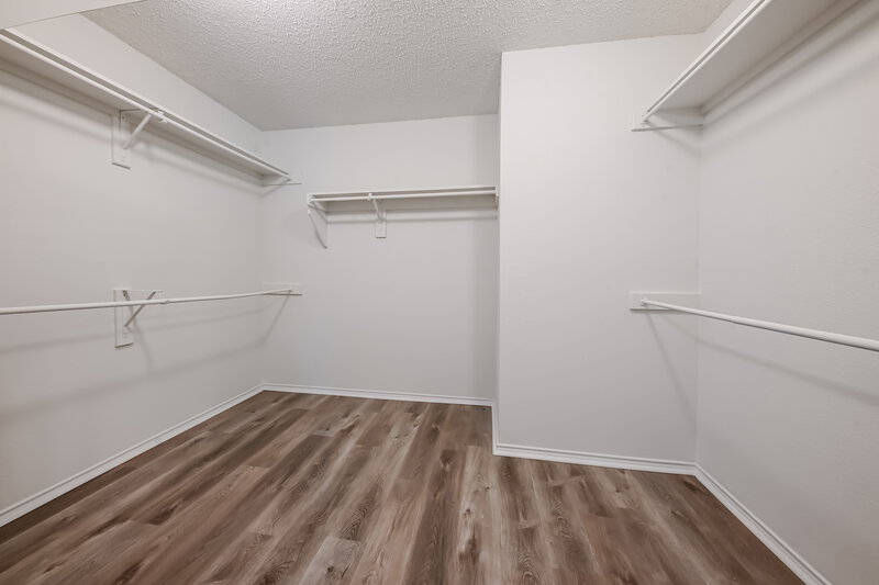 2,405/Mo, 1961 Earnhardt Way Dallas, TX 75217 Closet View