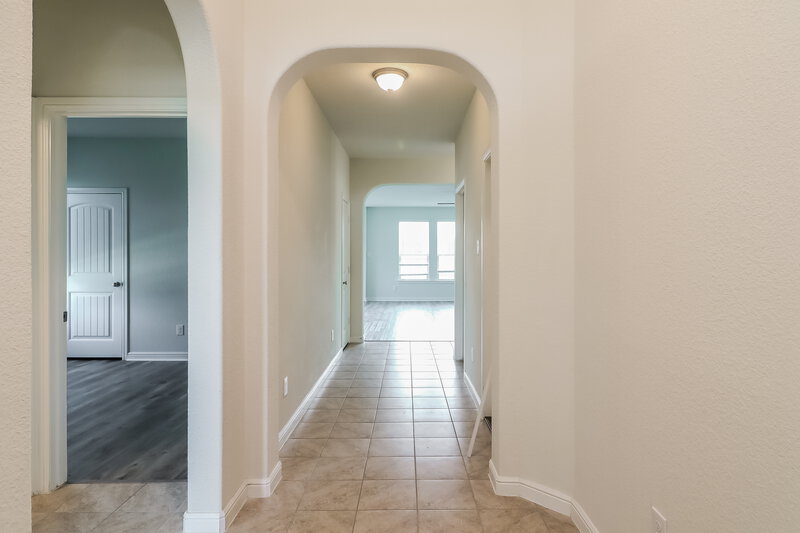 2,040/Mo, 1001 Doe Meadow Dr Burleson, TX 76028 Foyer View