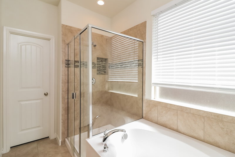 2,040/Mo, 1001 Doe Meadow Dr Burleson, TX 76028 Main Bathroom View