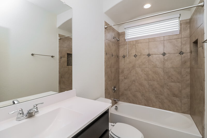 2,040/Mo, 1001 Doe Meadow Dr Burleson, TX 76028 Bathroom View