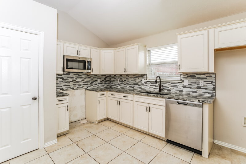 2,250/Mo, 1228 Lake Haven Dr Little Elm, TX 75068 Kitchen View 2