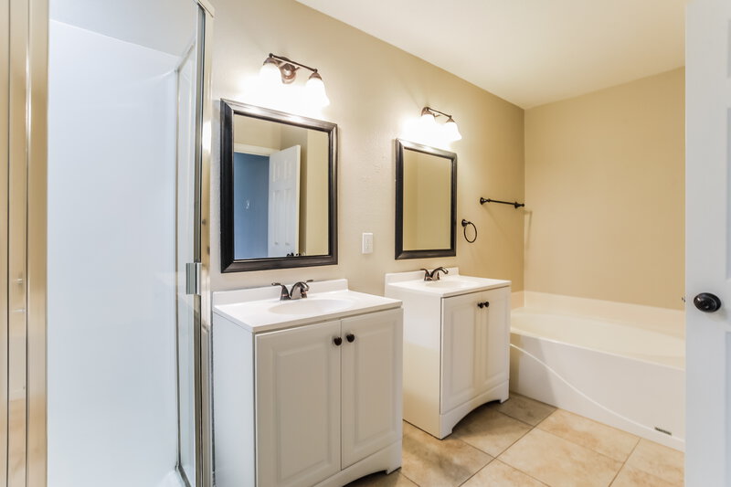 2,250/Mo, 1228 Lake Haven Dr Little Elm, TX 75068 Main Bathroom View