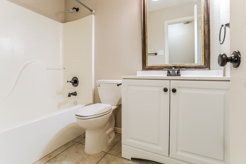 2,250/Mo, 1228 Lake Haven Dr Little Elm, TX 75068 Bathroom View