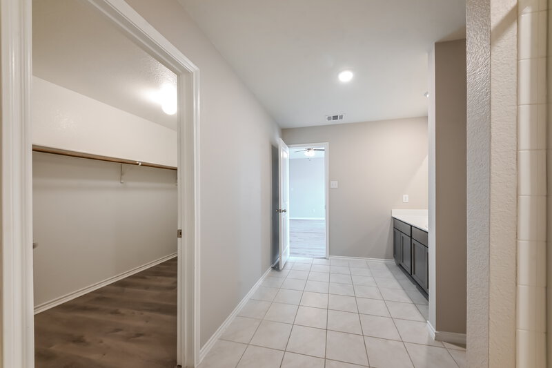 2,340/Mo, 2815 Marotto Way Seagoville, TX 75159 Main Bathroom View 2