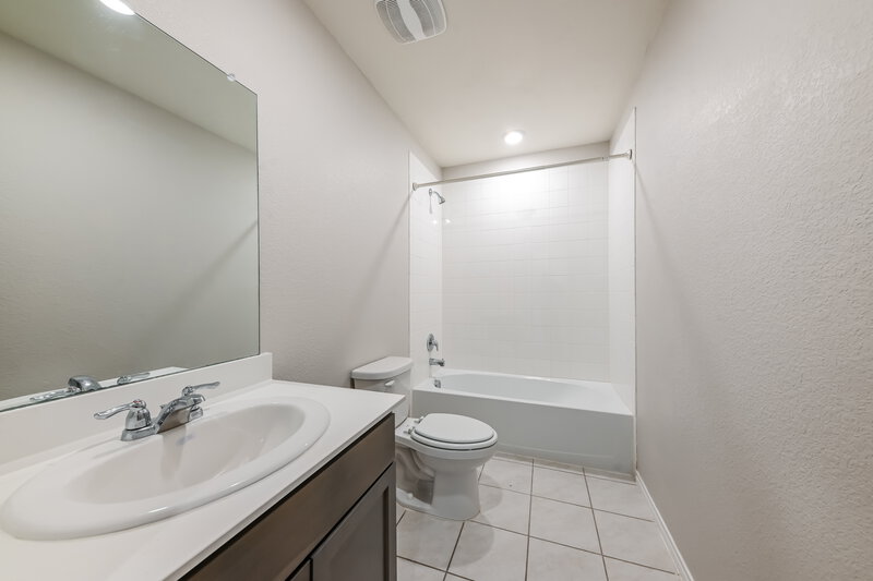 2,340/Mo, 2815 Marotto Way Seagoville, TX 75159 Bathroom View