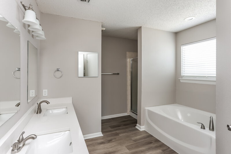 2,420/Mo, 620 Mission Hills Dr Arlington, TX 76018 Main Bathroom View