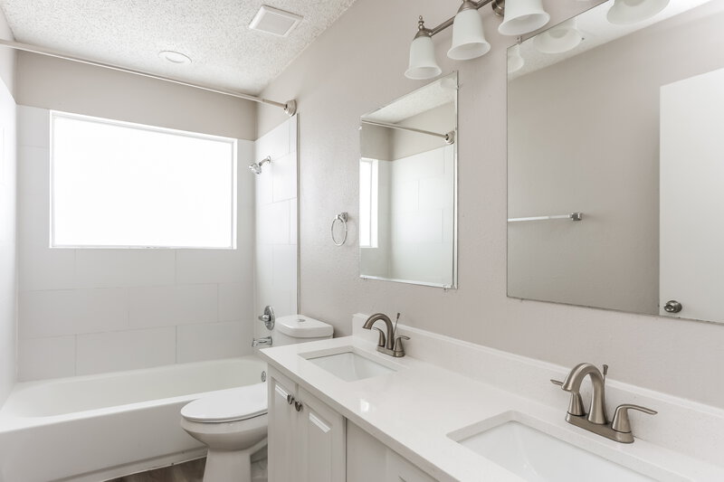 2,420/Mo, 620 Mission Hills Dr Arlington, TX 76018 Bathroom View