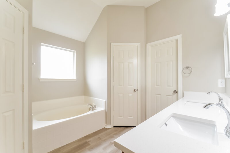 2,080/Mo, 109 Magnolia St Anna, TX 75409 Bathroom View 2