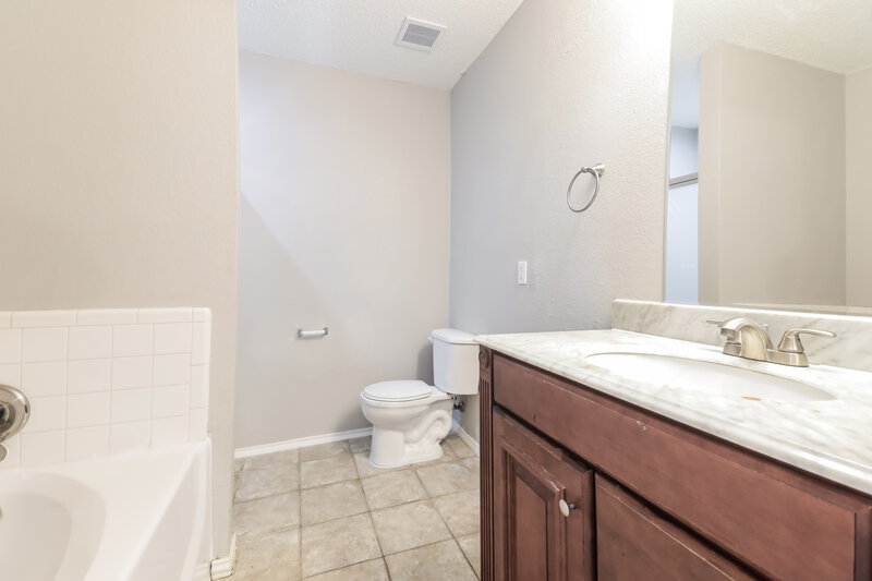 1,960/Mo, 3113 Lighthouse Dr Denton, TX 76210 Main Bathroom View