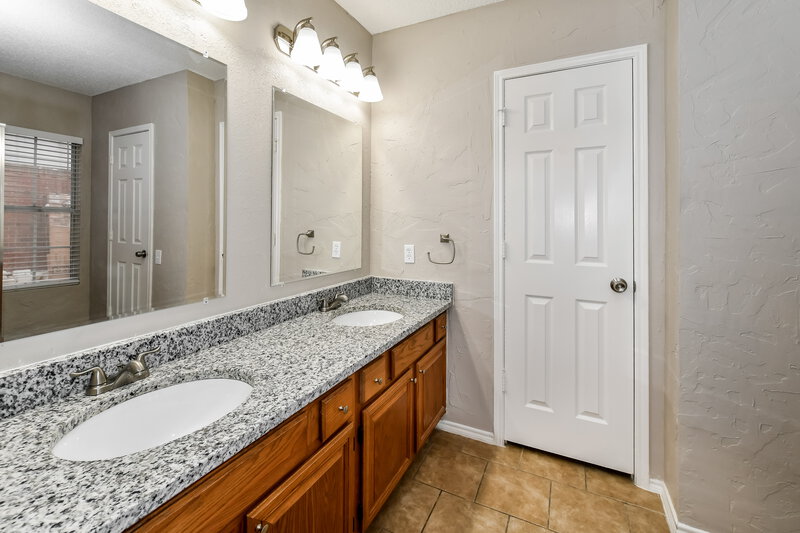 2,050/Mo, 2508 Harvest Moon Dr Fort Worth, TX 76123 Main Bathroom View