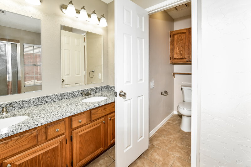 2,050/Mo, 2508 Harvest Moon Dr Fort Worth, TX 76123 Main Bathroom View 3
