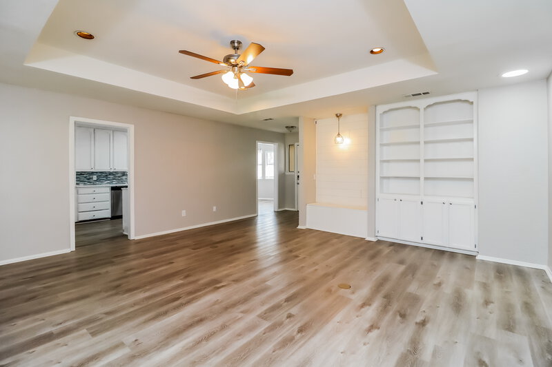 2,435/Mo, 4210 Pleasant Oaks Ct Arlington, TX 76016 Living Room View 2