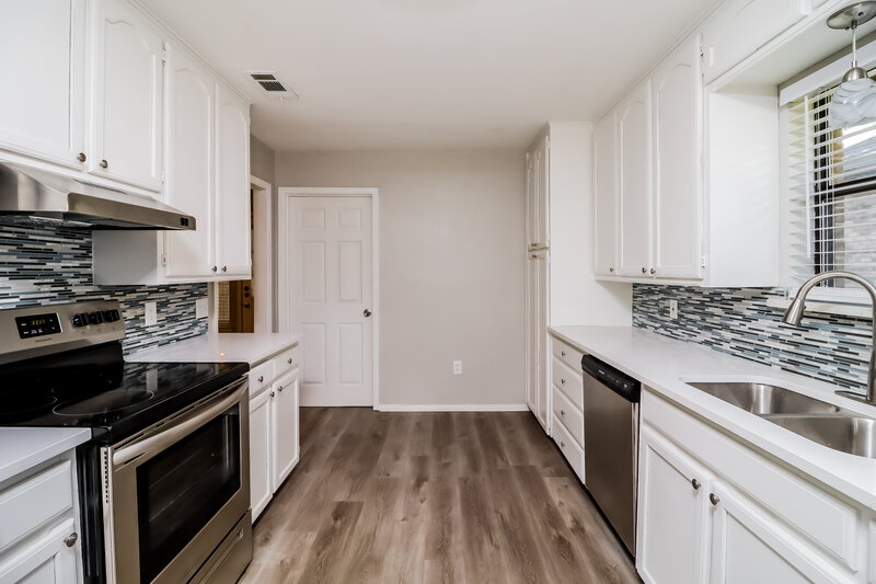 2,435/Mo, 4210 Pleasant Oaks Ct Arlington, TX 76016 Kitchen View 2
