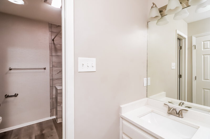 2,435/Mo, 4210 Pleasant Oaks Ct Arlington, TX 76016 Main Bathroom View