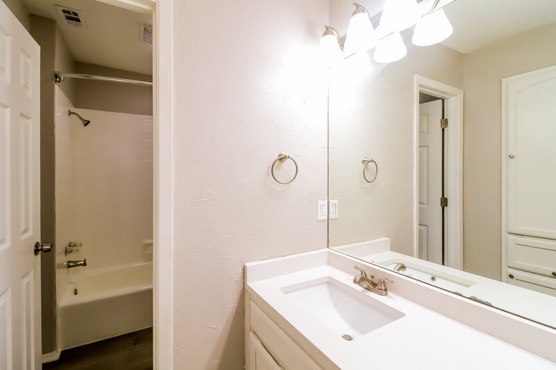 2,435/Mo, 4210 Pleasant Oaks Ct Arlington, TX 76016 Bathroom View