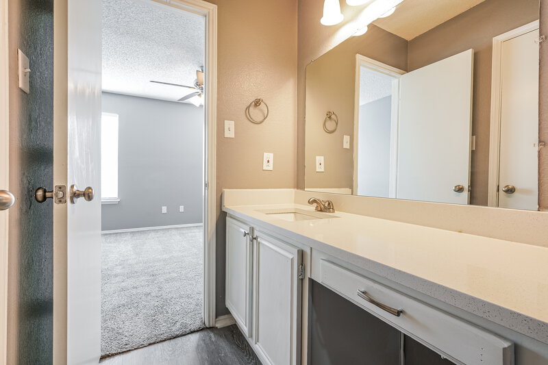 1,695/Mo, 2607 Whitehurst Dr Fort Worth, TX 76133 Main Bathroom View 2
