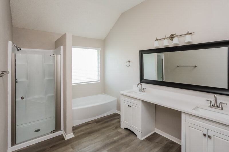 2,300/Mo, 2001 Valley Falls Ave Mesquite, TX 75181 Main Bathroom View