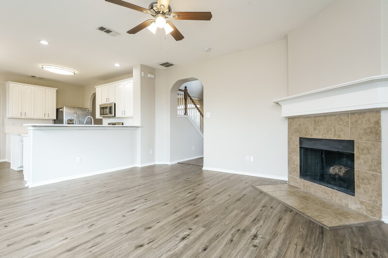 2,650/Mo, 521 Roundrock Ln Fort Worth, TX 76140 Living Room View 2