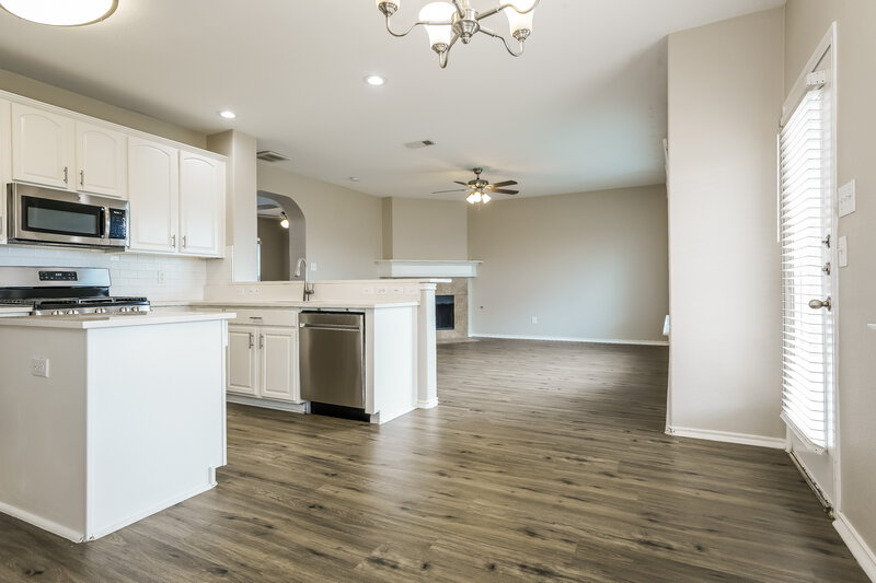 2,650/Mo, 521 Roundrock Ln Fort Worth, TX 76140 Kitchen View 2