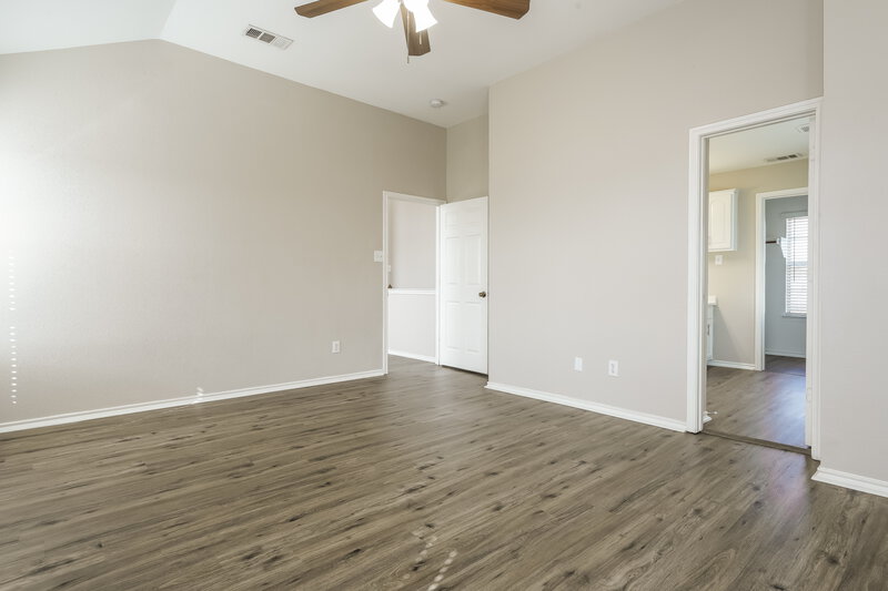2,650/Mo, 521 Roundrock Ln Fort Worth, TX 76140 Main Bedroom View 2
