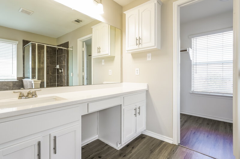 2,650/Mo, 521 Roundrock Ln Fort Worth, TX 76140 Main Bathroom View