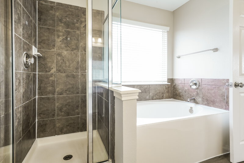 2,650/Mo, 521 Roundrock Ln Fort Worth, TX 76140 Main Bathroom View 2