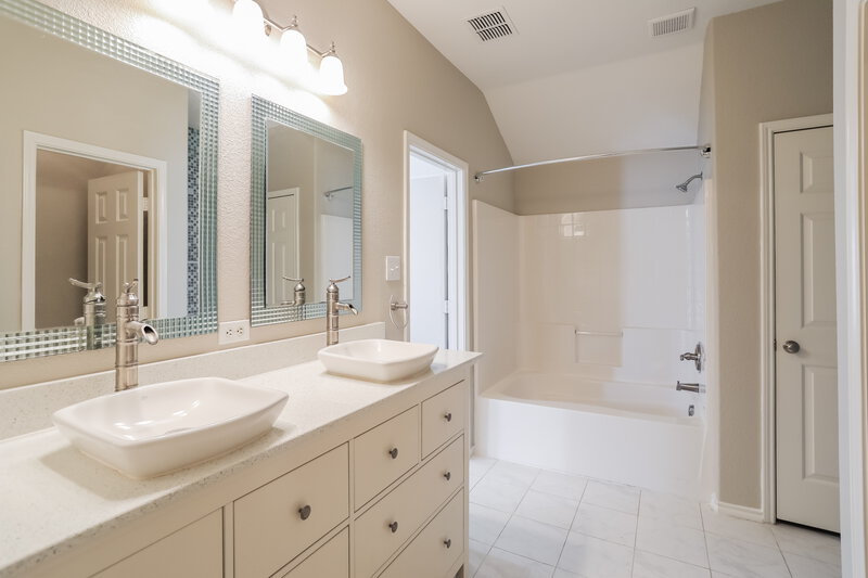 2,340/Mo, 3736 Palm Dr Fort Worth, TX 76244 Main Bathroom View