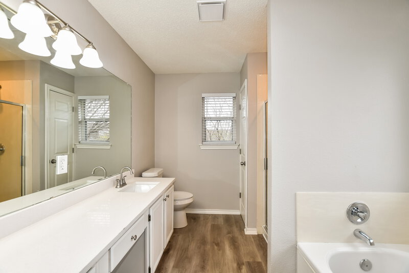 2,555/Mo, 2529 Tiber River Ln Grand Prairie, TX 75052 Main Bathroom View