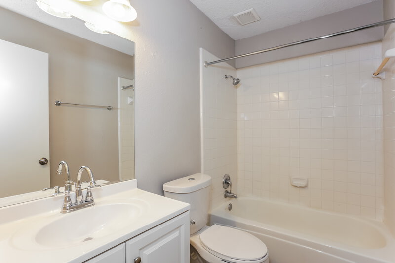 1,975/Mo, 132 Callender Dr Fort Worth, TX 76108 Bathroom View 2