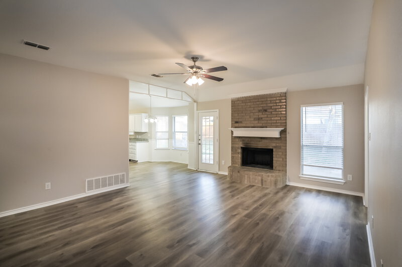 3,220/Mo, 7537 Arbor Park Dr Fort Worth, TX 76120 Living Room View 2