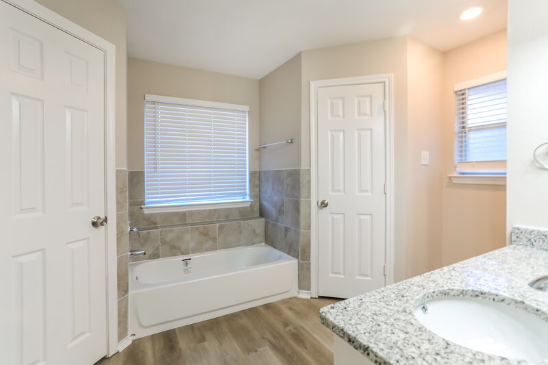 3,220/Mo, 7537 Arbor Park Dr Fort Worth, TX 76120 Main Bathroom View