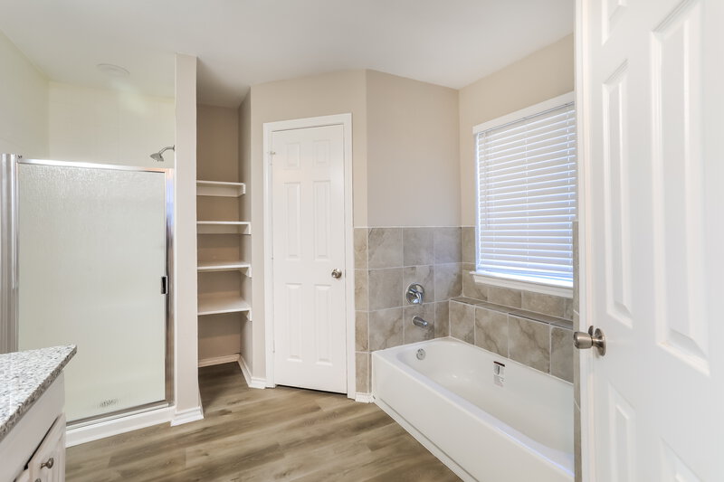 3,220/Mo, 7537 Arbor Park Dr Fort Worth, TX 76120 Main Bathroom View 2