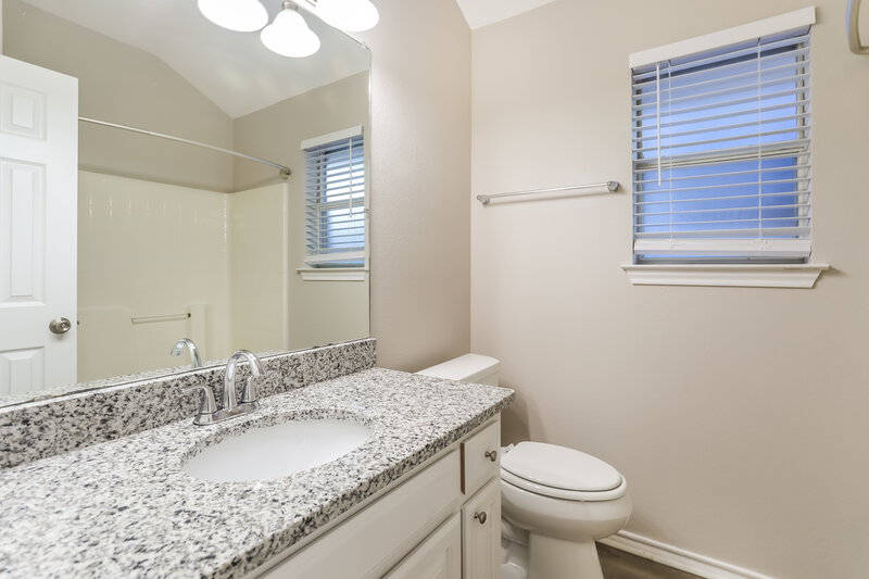 3,220/Mo, 7537 Arbor Park Dr Fort Worth, TX 76120 Bathroom View