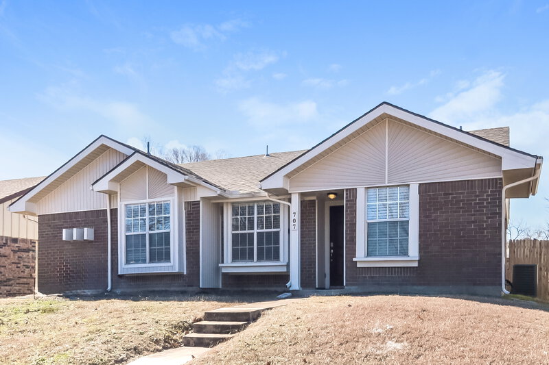 2,040/Mo, 707 Bryan Pl Seagoville, TX 75159 Front View