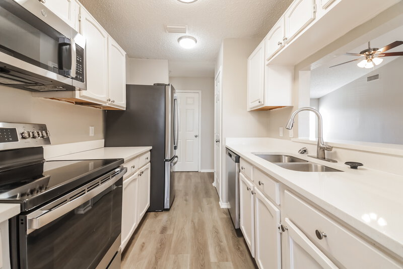 2,040/Mo, 707 Bryan Pl Seagoville, TX 75159 Kitchen View