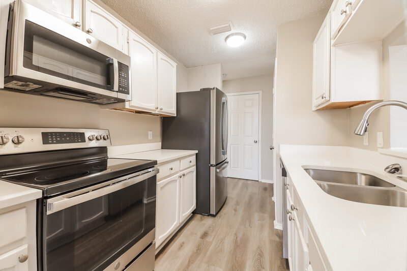 2,040/Mo, 707 Bryan Pl Seagoville, TX 75159 Kitchen View 2