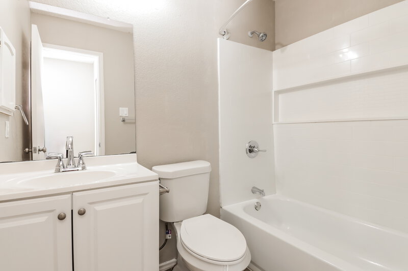 2,040/Mo, 707 Bryan Pl Seagoville, TX 75159 Main Bathroom View
