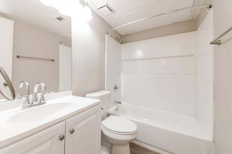 2,040/Mo, 707 Bryan Pl Seagoville, TX 75159 Bathroom View