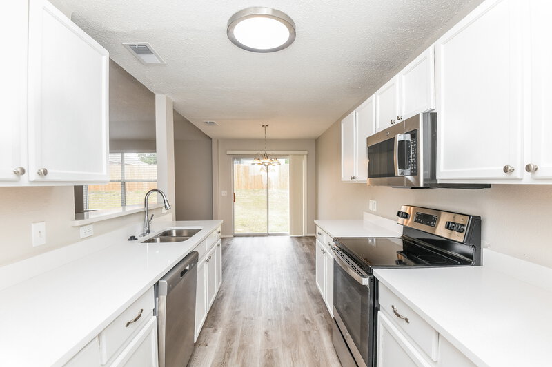 2,140/Mo, 1918 Notre Dame Glenn Heights, TX 75154 Kitchen View 2
