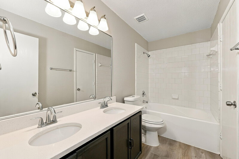 2,140/Mo, 1918 Notre Dame Glenn Heights, TX 75154 Primary Bathroom View