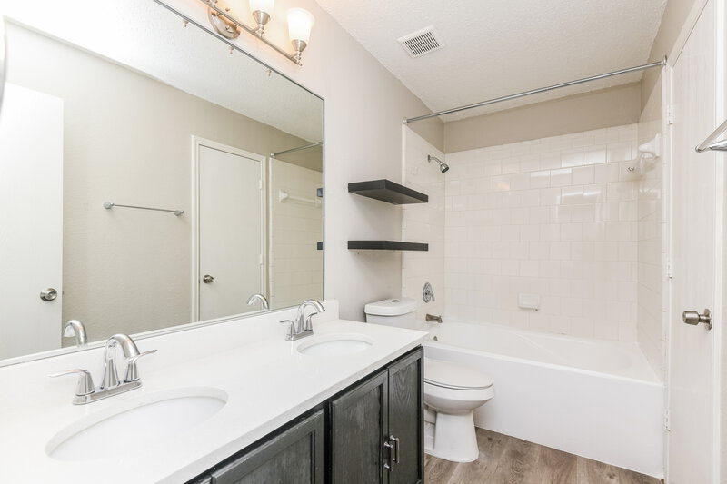 2,140/Mo, 1918 Notre Dame Glenn Heights, TX 75154 Main Bathroom View