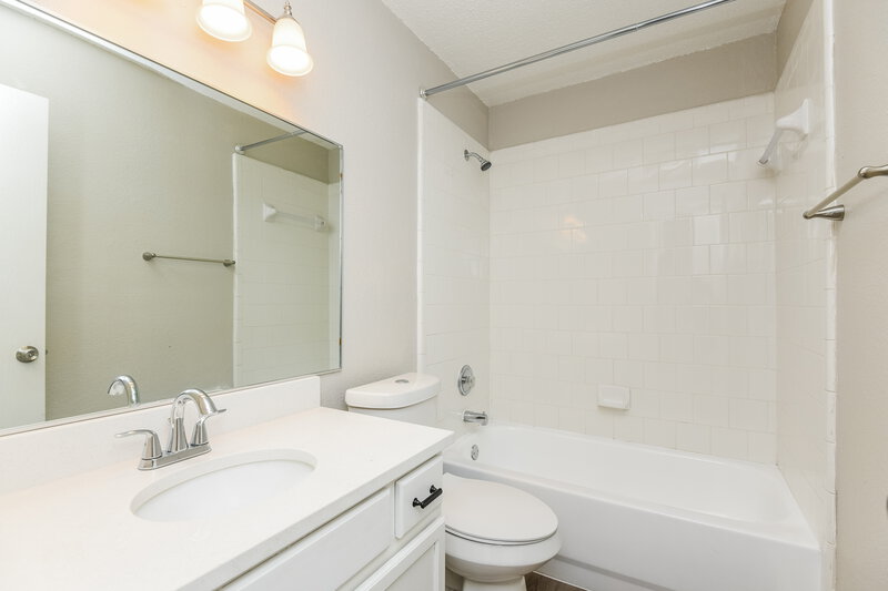 2,140/Mo, 1918 Notre Dame Glenn Heights, TX 75154 Bathroom View